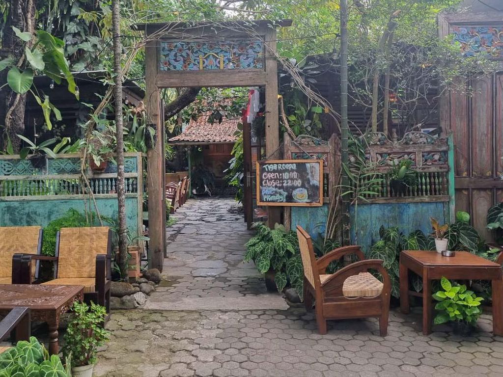 Tiga Roepa, Kafe Bergaya Vintage dengan Galeri Lukisan Cantik Tiga Roepa, Kafe Bergaya Vintage dengan Galeri Lukisan Cantik