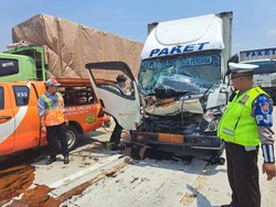 Truk Tangki Ditabrak di Tol Jombang, Tetes Tebu Tumpah Bikin Lengket Jalan