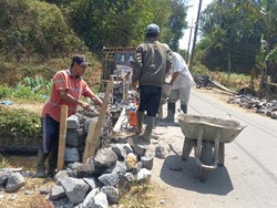 Jembatan yang Dibongkar gegara Truk Sound Horeg di Malang Dibangun Lagi