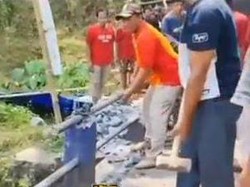 Aksi Tak Habis Pikir Warga Malang Bongkar Jembatan Demi Parade Sound Horeg