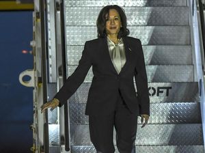 Gaya Wapres AS Kamala Harris Tiba di Jakarta, Sederhana Tapi Sarat Makna