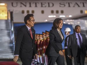 Momen Wapres AS-PM Australia Tiba di Indonesia, Akan Hadiri KTT ASEAN Momen Wapres AS-PM Australia Tiba di Indonesia, Akan Hadiri KTT ASEAN