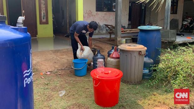 Warga Kabupaten Bogor Kesulitan Air Bersih Warga kesulitan air bersih di Desa Ciampea, Kabupaten Bogor, Rabu (30/8).