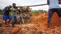 Tambang Pasir Ilegal Ditutup Paksa Warga Batam, Mesin Dibongkar!