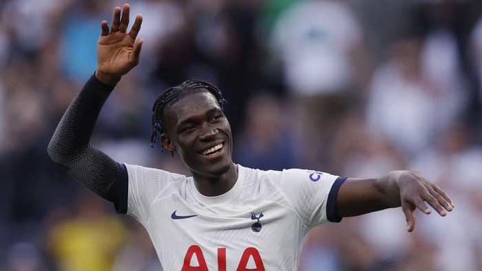 Soccer Football - Premier League - Tottenham Hotspur v Manchester United - Tottenham Hotspur Stadium, London, Britain - August 19, 2023 Tottenham Hotspurs Yves Bissouma celebrates after the match Action Images via Reuters/Andrew Couldridge EDITORIAL USE ONLY. No use with unauthorized audio, video, data, fixture lists, club/league logos or live services. Online in-match use limited to 75 images, no video emulation. No use in betting, games or single club /league/player publications.  Please contact your account representative for further details.