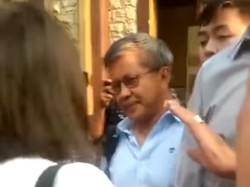 Aksi Wanita Berkacamata Melabrak Rocky Gerung