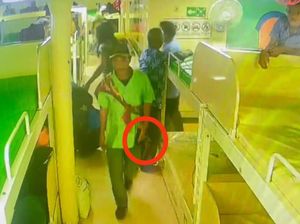 Terekam CCTV, Porter Curi HP Penumpang Kapal KM Kelud Belawan-Batam