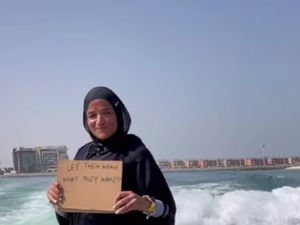 Solidaritas untuk Muslimah Prancis, Atlet Berhijab Berselancar Pakai Abaya Solidaritas untuk Muslimah Prancis, Atlet Berhijab Berselancar Pakai Abaya