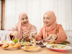 Apa Boleh Muslim Menyantap Makanan dari Non Muslim?