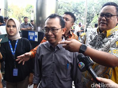Belum Ditahan KPK, Eks Dirut TransJ Tebar Senyum Lebar
