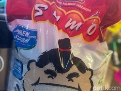 Viral Warga Berebut Beras, Ludes Hitungan Detik!