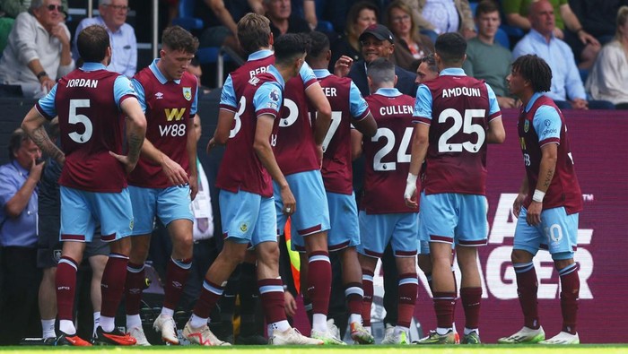 Soccer Football - Premier League - Burnley v Tottenham Hotspur - Turf Moor, Burnley, Britain - September 2, 2023 Burnley manager Vincent Kompany speaks to the players during a drinks break Action Images via Reuters/Lee Smith EDITORIAL USE ONLY. No use with unauthorized audio, video, data, fixture lists, club/league logos or live services. Online in-match use limited to 75 images, no video emulation. No use in betting, games or single club /league/player publications.  Please contact your account representative for further details.