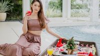 Cantiknya Amanda Caesa, Putri Parto Saat Jajan Permen dan Buah