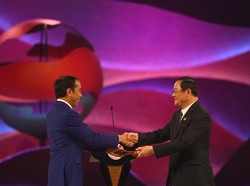 Jokowi Serahkan Tongkat Keketuaan ASEAN ke PM Laos