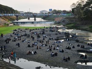 Musim Kemarau Bikin Sungai Madiun jadi Wisata Alternatif Musim Kemarau Bikin Sungai Madiun jadi Wisata Alternatif