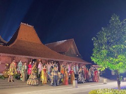 Denny Wirawan Gelar Fashion Show Koleksi Batik Kudus Berlatar Joglo Pencu