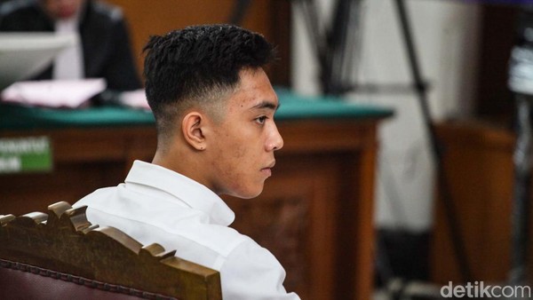 Mario Dandy Satriyo (20) divonis 12 tahun penjara terkait kasus penganiayaan terhadap Cristalino David Ozora (17). Dandy terbukti melakukan penganiayaan berat.