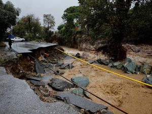 Jalan Longsor, Jembatan Roboh Gegara Badai Daniel di Yunani