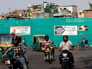 Jelang KTT G20, Kawasan Kumuh di New Delhi Ditutupi Kain Jelang KTT G20, Kawasan Kumuh di New Delhi Ditutupi Kain