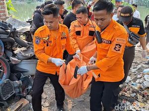 Bocah Diduga Autis Ditemukan Tewas Mengambang di Kali Surabaya Bocah Diduga Autis Ditemukan Tewas Mengambang di Kali Surabaya