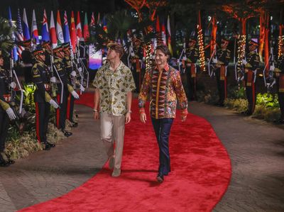 Foto: Gaya Justin Trudeau dan Putra Tampan di Gala ASEAN, Gagah Pakai Batik