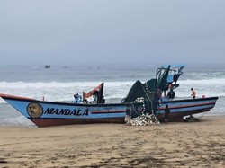 2 Kapal Nelayan Prigi Terdampar di Pantai Gayasan Blitar, 8 ABK Hilang
