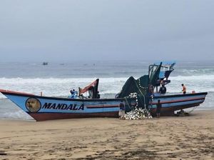 2 Kapal Nelayan Prigi Terdampar di Pantai Gayasan Blitar, 8 ABK Hilang 2 Kapal Nelayan Prigi Terdampar di Pantai Gayasan Blitar, 8 ABK Hilang