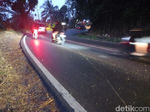 Bahaya! Kerikil Berserakan, Pemotor Jatuh di Tikungan Cijambe