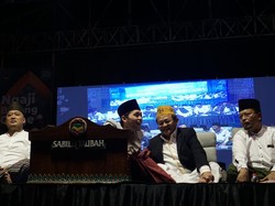 Momen Akrab Sarmuji dengan Gus Iqdam Dekengan Pusat