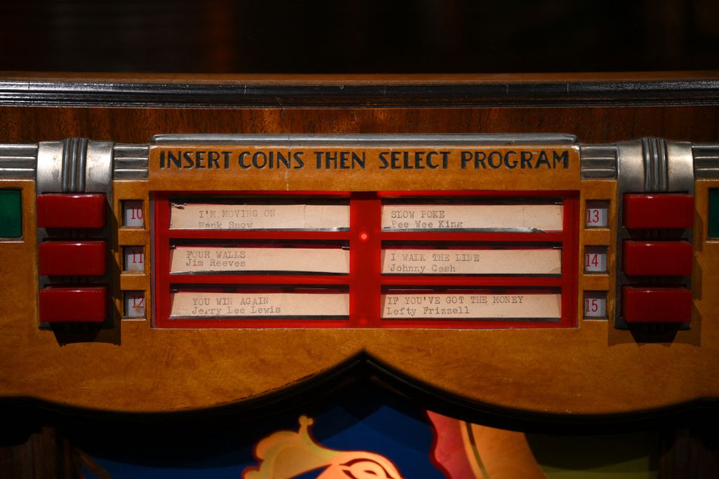 Koleksi Freddie Mercury Dilelang di Sotheby's Freddie Mercury's illuminated 1941 Wurlitzer jukebox, acquired by Mercury for his kitchen at Garden Lodge, is pictured during a press preview ahead of the