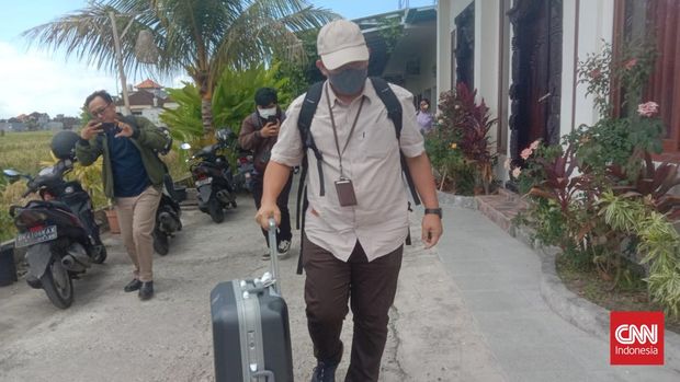 Sebanyak empat petugas Komisi Pemberantasan Korupsi (KPK) melalukan penggeledahan  di rumah  milik politikus Partai Kebangkitan Bangsa (PKB) Reyna Usman, yang berlokasi di Jalan Tunon, di Banjar Bernasih, Desa Buduk, Kecamatan Mengwi, Kabupaten Badung, Bali, Kami (7/9) siang.