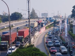 Jalan S Parman Jakbar Macet, Pemotor Ini Nyesel Nggak Naik TransJ