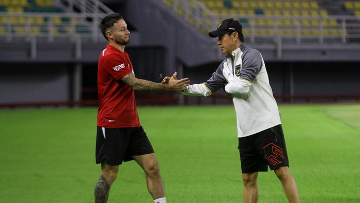 Sejumlah pemain Timnas Indonesia mengikuti latihan di Stadion Gelora Bung Tomo, Surabaya, Jawa Timur, Kamis (7/9/2023). Latihan tersebut digelar sebagai persiapan jelang FIFA Matchday melawan Timnas Turkmenistan pada 8 September di Stadion Gelora Bung Tomo, Surabaya. ANTARA FOTO/Moch Asim/rwa.