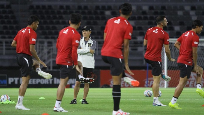 Sejumlah pemain Timnas Indonesia mengikuti latihan di Stadion Gelora Bung Tomo, Surabaya, Jawa Timur, Kamis (7/9/2023). Latihan tersebut digelar sebagai persiapan jelang FIFA Matchday melawan Timnas Turkmenistan pada 8 September di Stadion Gelora Bung Tomo, Surabaya. ANTARA FOTO/Moch Asim/rwa.
