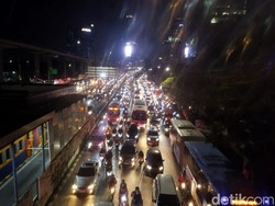 Jalan Gatot Subroto di Kedua Arah dan Tol Dalam Kota Macet Malam Ini