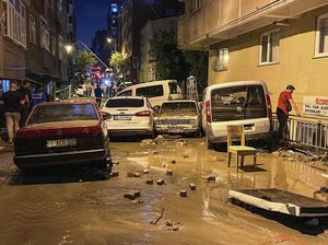Mobil-mobil Jadi Korban Dahsyatnya Banjir Turki Mobil-mobil Jadi Korban Dahsyatnya Banjir Turki