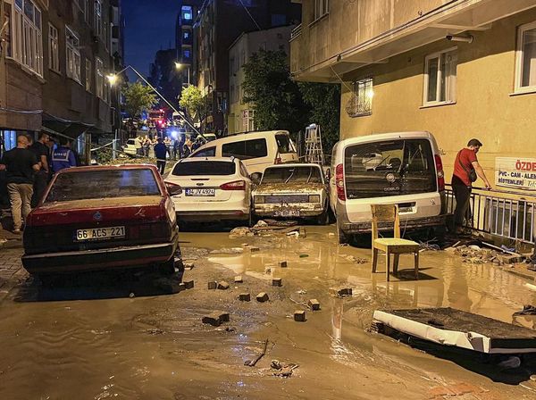 Mobil-mobil Jadi Korban Dahsyatnya Banjir Turki