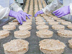 Pabrik Steak Ayam di Korea Ini Dipuji Netizen Karena Bersih dan Higienis