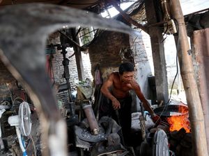 Tergerus Zaman, Pandai Besi Mulai Gulung Tikar!