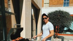 Gaya Santai Pangeran Mateen, Putra Raja Brunei saat Nikmati BBQ