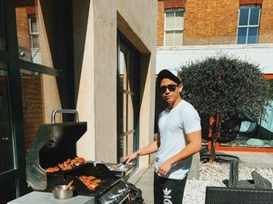 Gaya Santai Pangeran Mateen, Putra Raja Brunei saat Nikmati BBQ