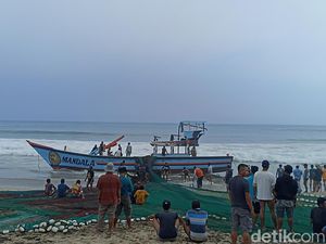Penampakan Kapal Nelayan Prigi yang Terdampar di Blitar: Lambungnya Pecah!