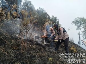 Tiga Orang Diperiksa Polisi Terkait Kebakaran Gunung Arjuno Tiga Orang Diperiksa Polisi Terkait Kebakaran Gunung Arjuno
