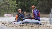 Potret Evakuasi Korban Banjir Bandang di Yunani