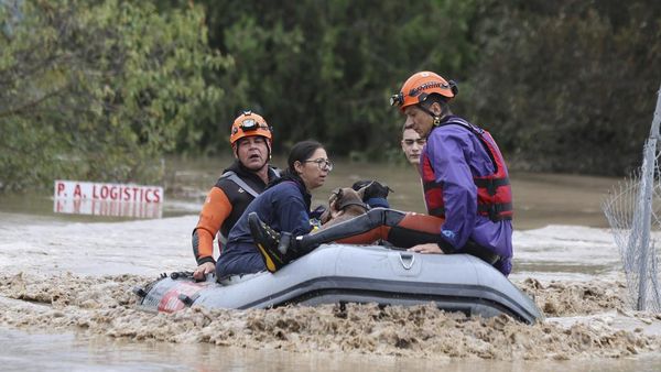 Potret Evakuasi Korban Banjir Bandang di Yunani