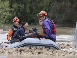 Potret Evakuasi Korban Banjir Bandang di Yunani Potret Evakuasi Korban Banjir Bandang di Yunani