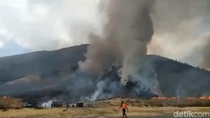 Before-After Bromo Kebakaran, Terbakar karena Flare hingga Tornado Api