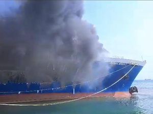 Sudah 24 Jam Kapal Feri di Merak Terbakar, Asap Masih Membubung Sudah 24 Jam Kapal Feri di Merak Terbakar, Asap Masih Membubung