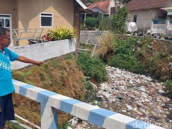 Sampah Bau Busuk Penuhi Sungai Bunulrejo Kota Malang Terjadi Setiap Tahun