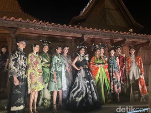 Batik Kudus di Tangan Denny Wirawan, Kekinian Hingga Megah bak Putri Kerajaan